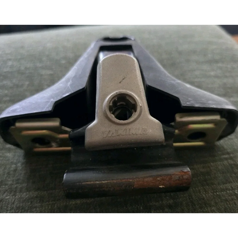 Yakima Roof Rack LowRider Towers Pair Large Rail Mount Feet
